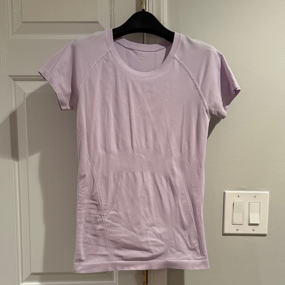 Athleta Lavender Workout Top. No label. Grip bottom stays in place. Great Shape.